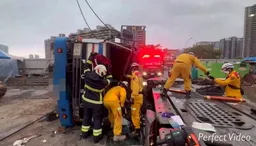 高市工地又傳工安意外…夾土機脫落砸翻大貨車 駕駛受困搶救畫面曝